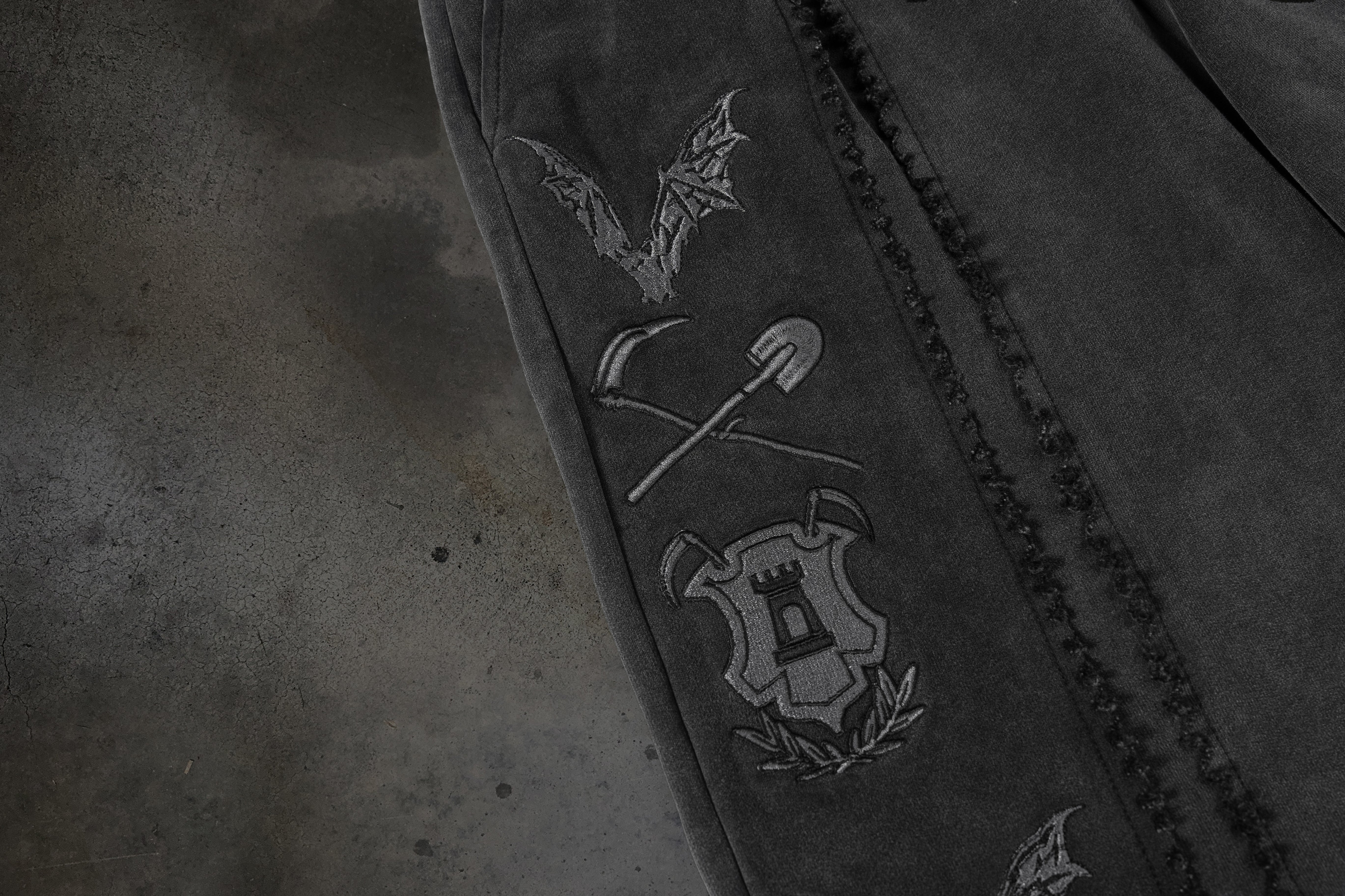 PATCHED SWEATS (COAL)-IYAMIUIO