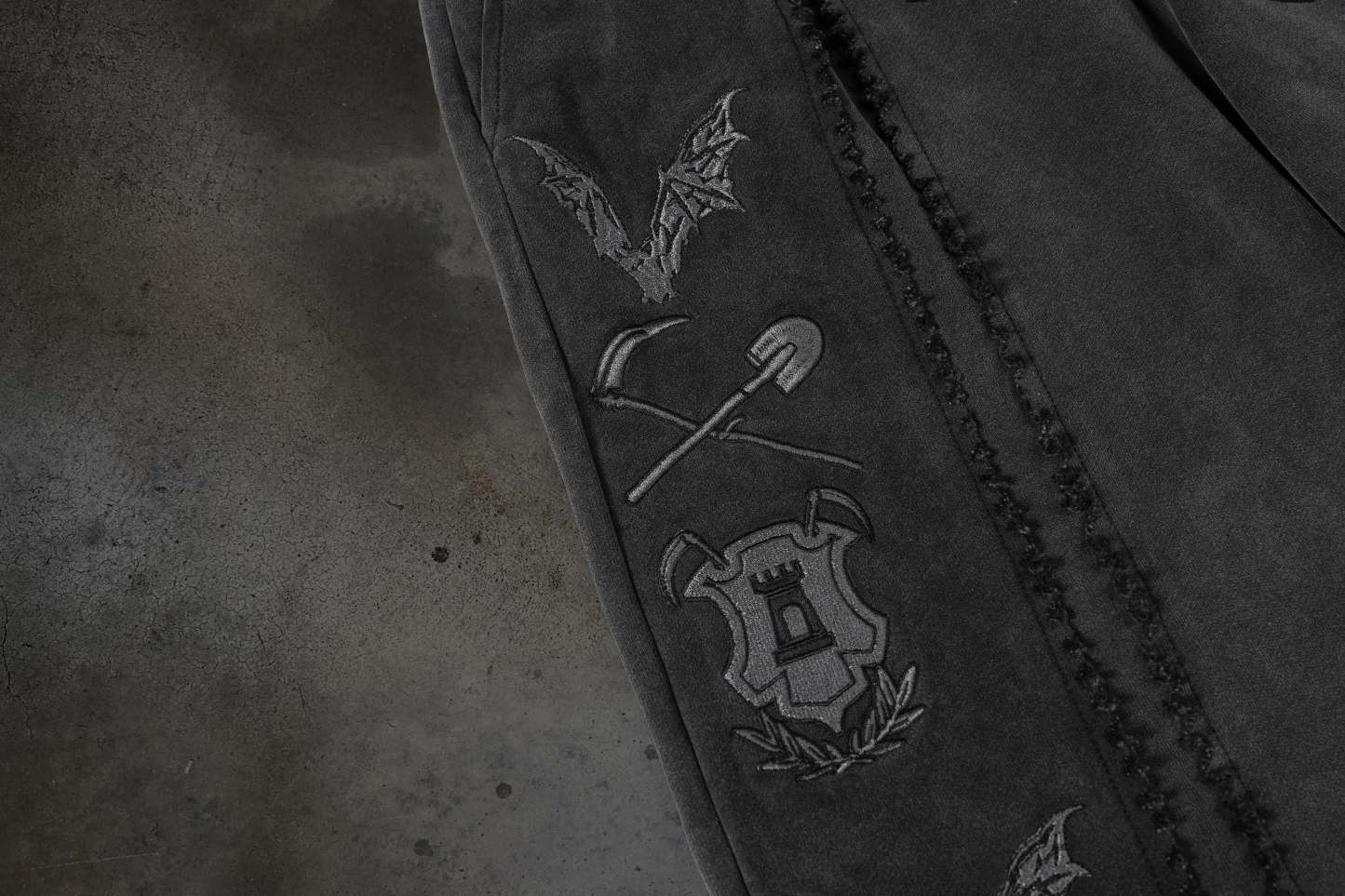 PATCHED SWEATS (COAL)-IYAMIUIO