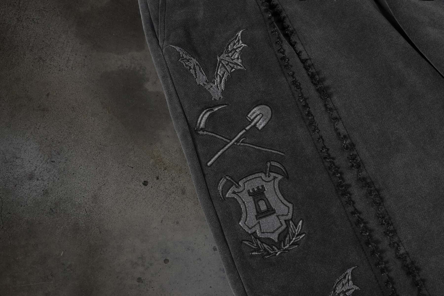 PATCHED SWEATS (COAL)-IYAMIUIO