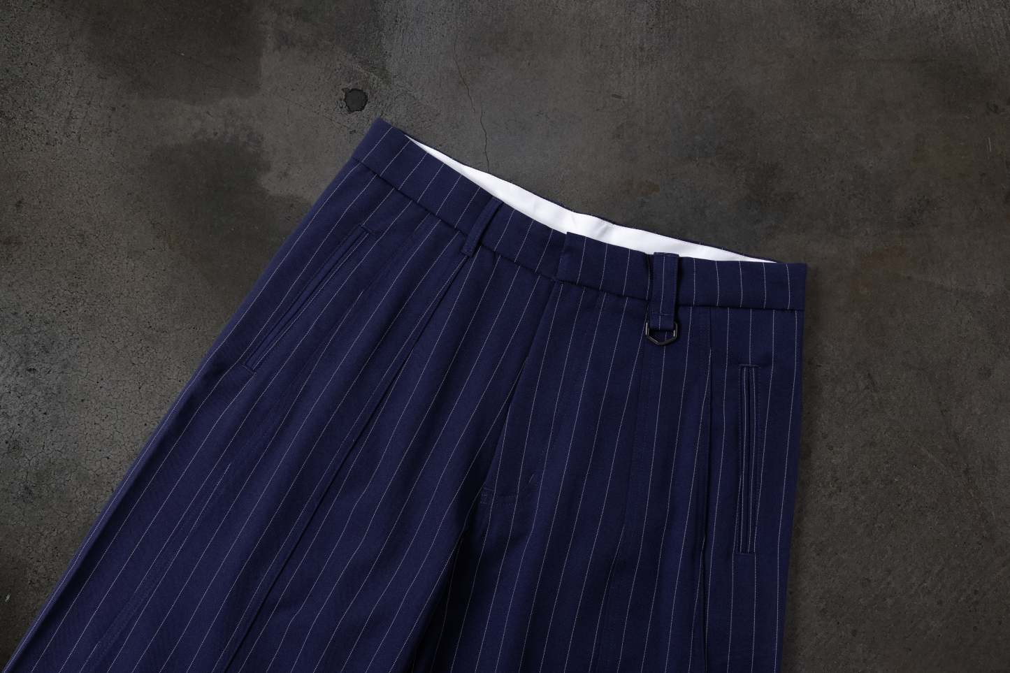 WIDE-LEG DRESS PANTS (PINSTRIPED NAVY/WHT)-IYAMIUIO