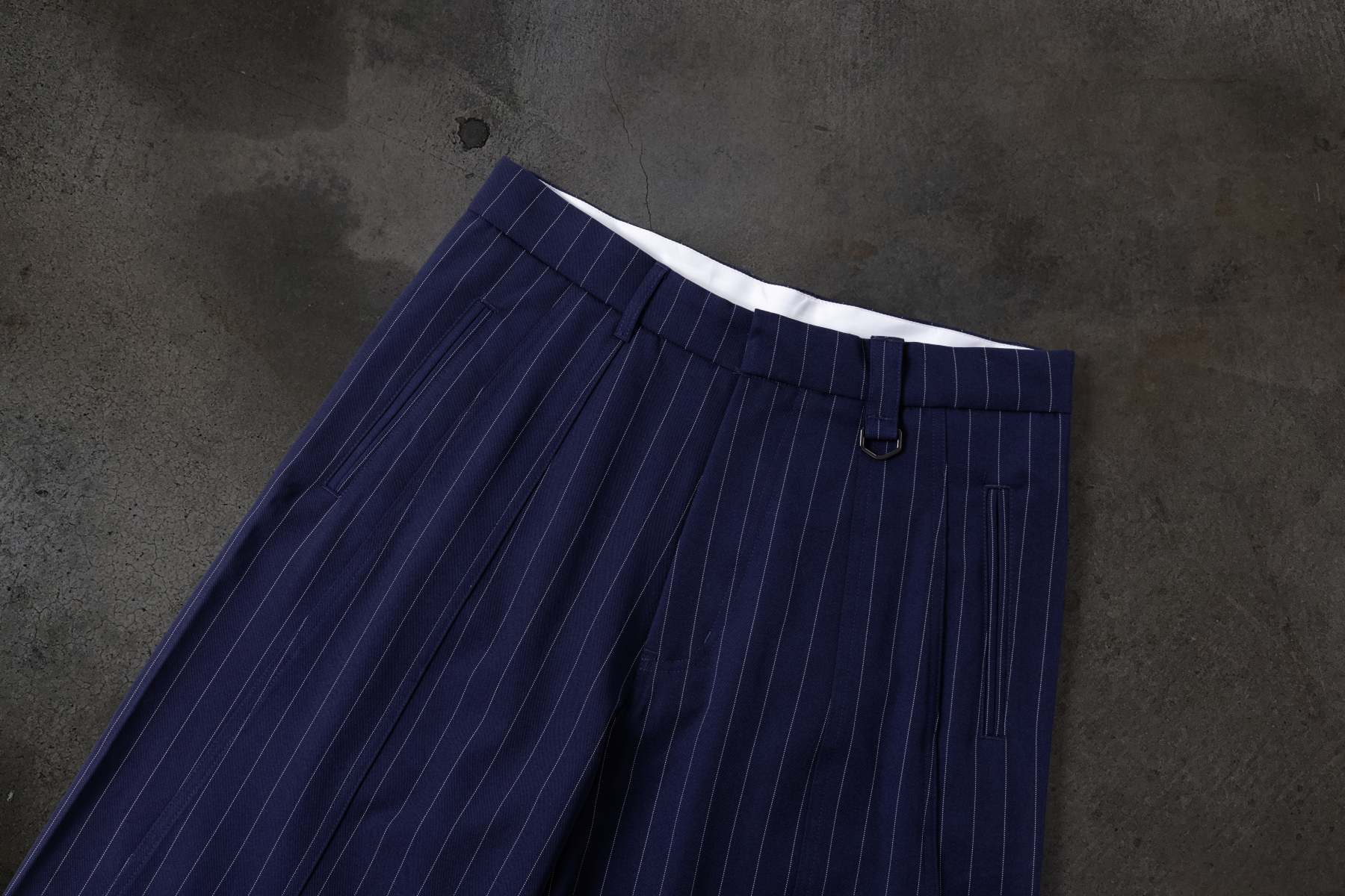 WIDE-LEG DRESS PANTS (PINSTRIPED NAVY/WHT)-IYAMIUIO