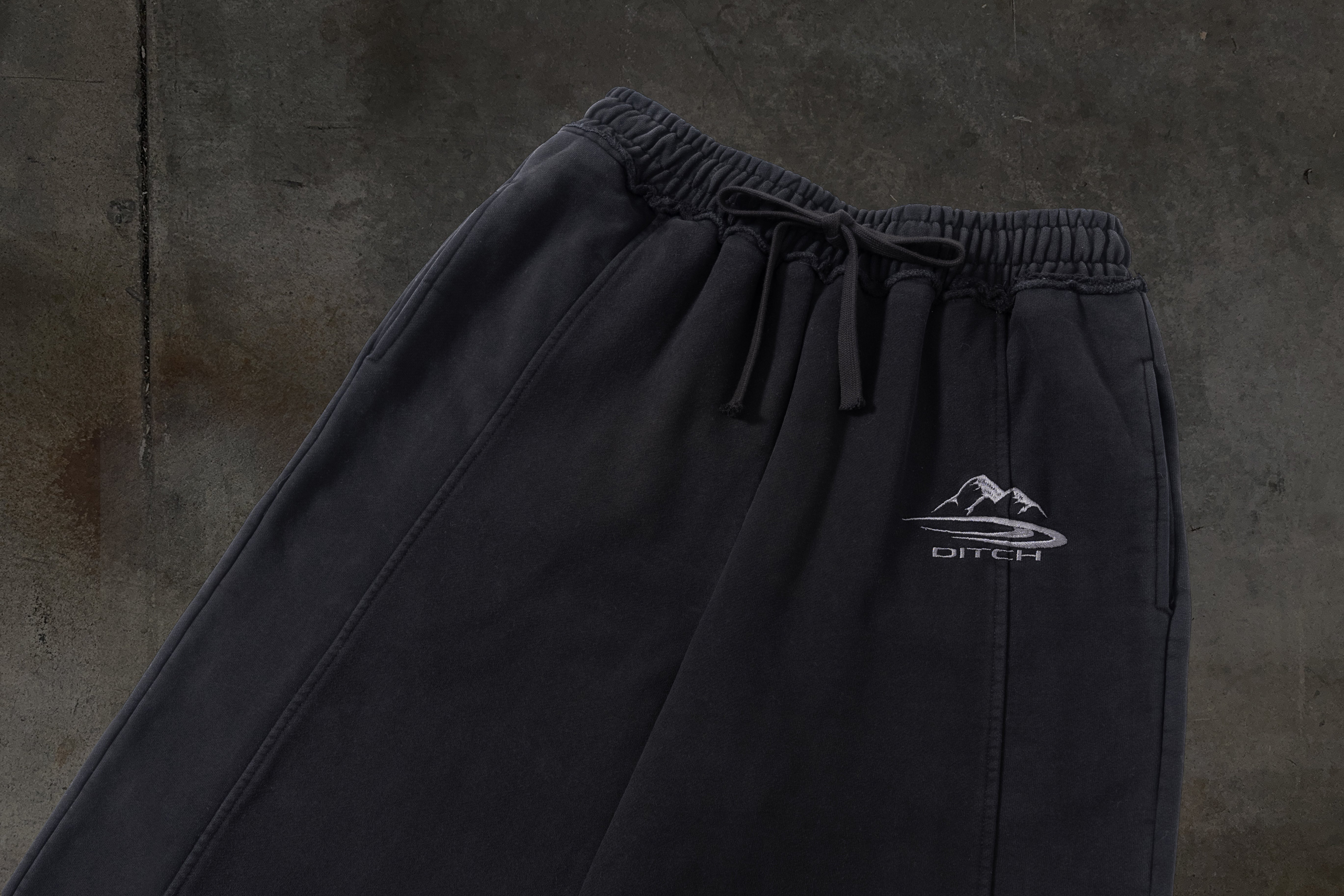 SUMMIT SWEATS (COAL)-IYAMIUIO