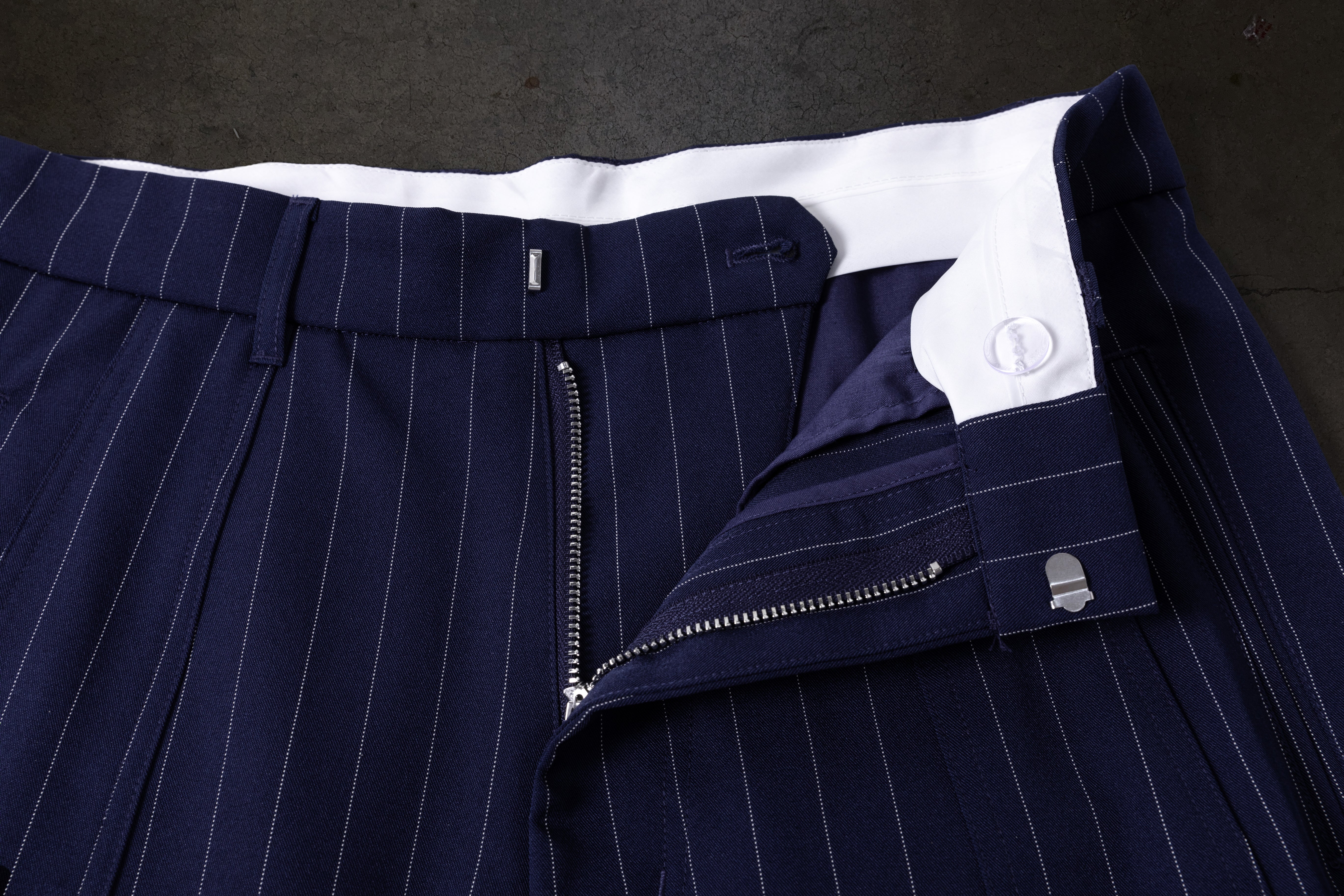 WIDE-LEG DRESS PANTS (PINSTRIPED NAVY/WHT)-IYAMIUIO