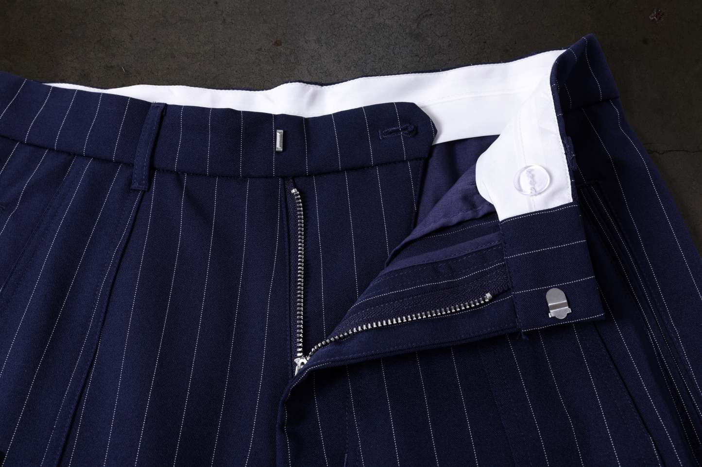 WIDE-LEG DRESS PANTS (PINSTRIPED NAVY/WHT)-IYAMIUIO