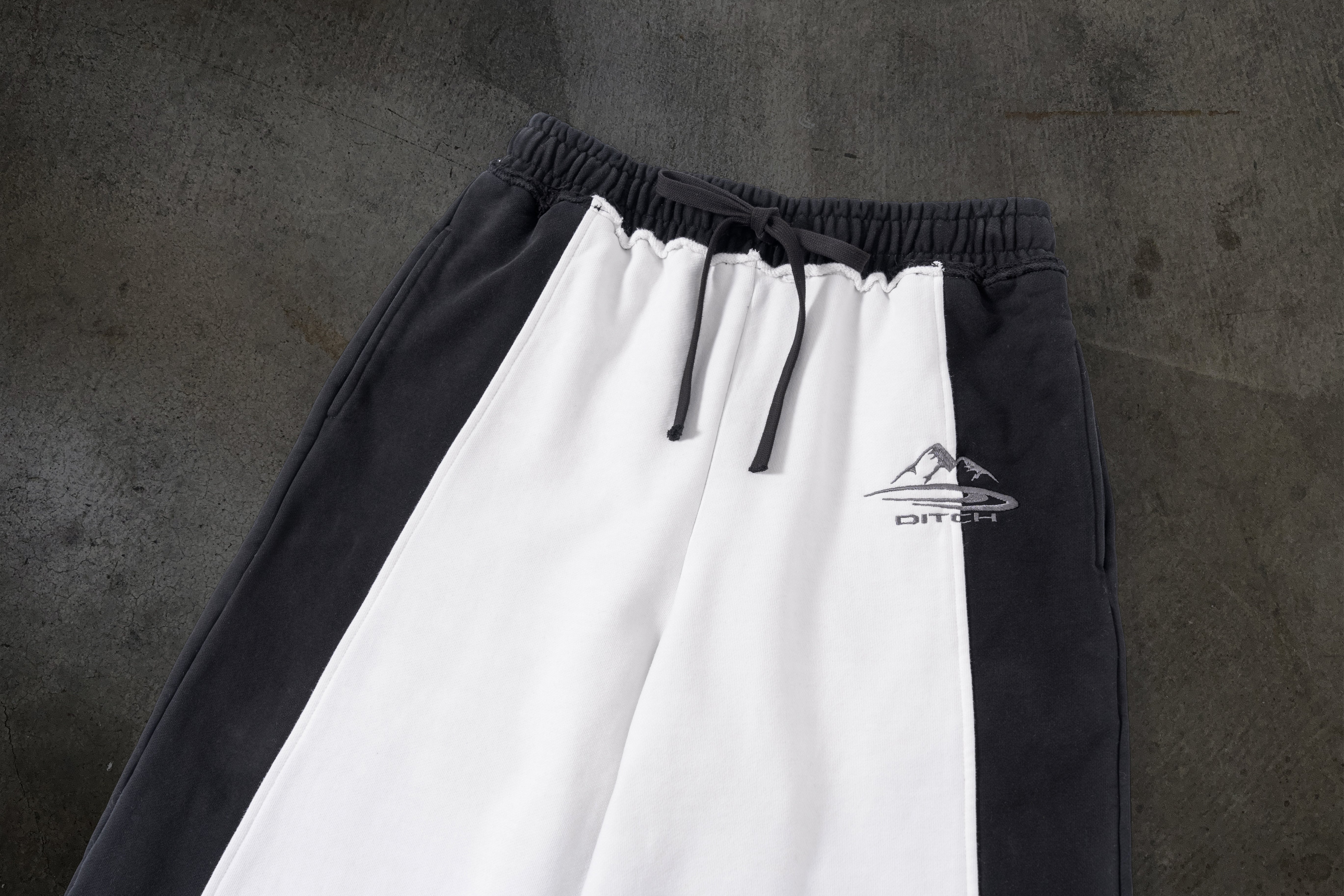 SUMMIT SWEATS (WHITE)-IYAMIUIO