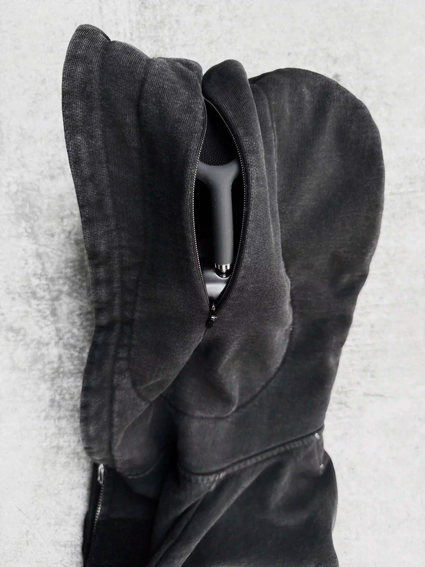 “Music Connects Us” v2 Zip (Black)-IYAMIUIO