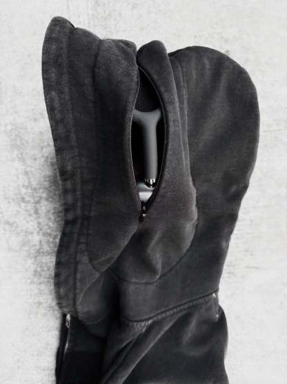 “Music Connects Us” v2 Zip (Black)-IYAMIUIO