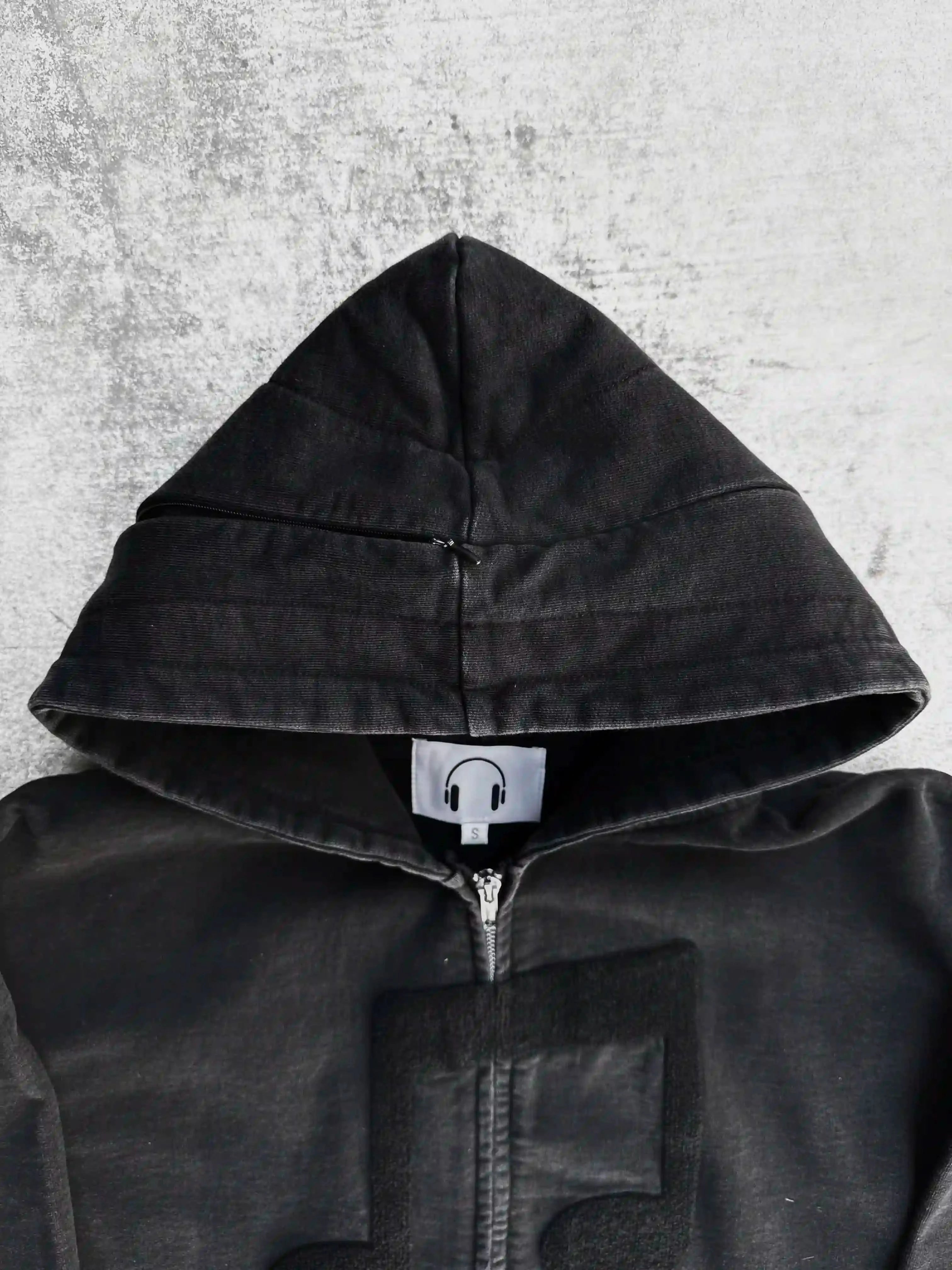 “Music Connects Us” v2 Zip (Black)-IYAMIUIO