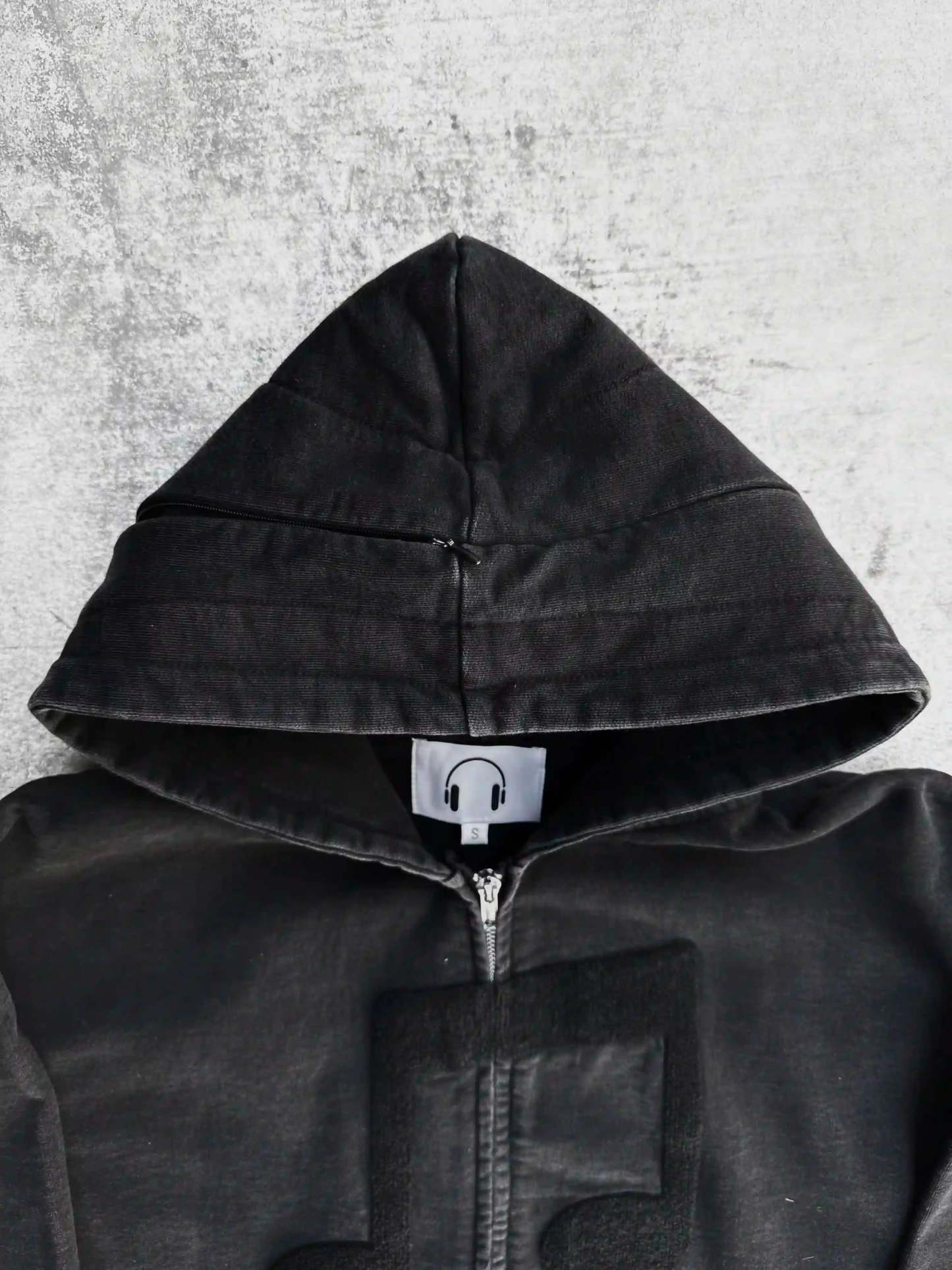 “Music Connects Us” v2 Zip (Black)-IYAMIUIO