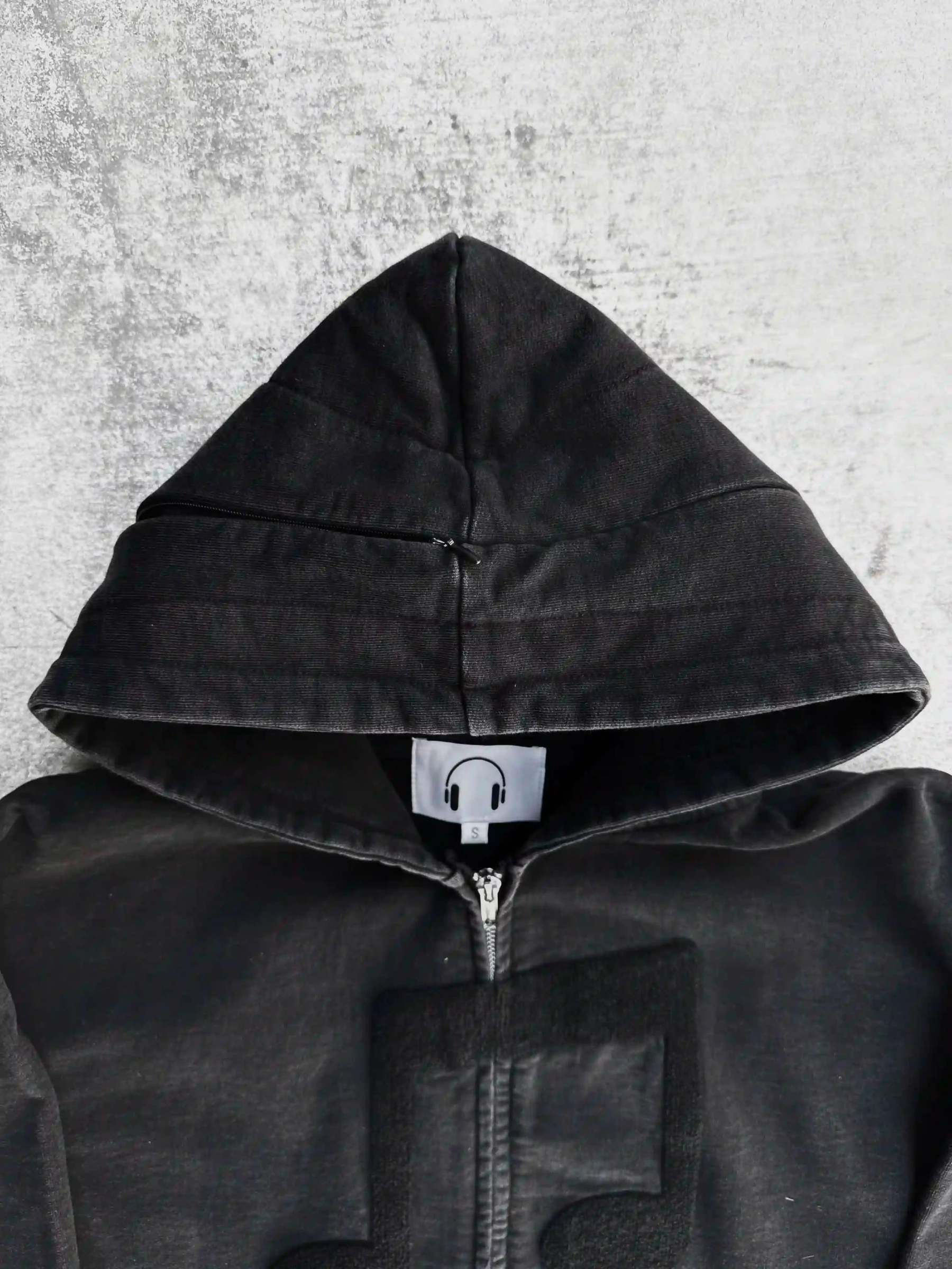 “Music Connects Us” v2 Zip (Black)-IYAMIUIO