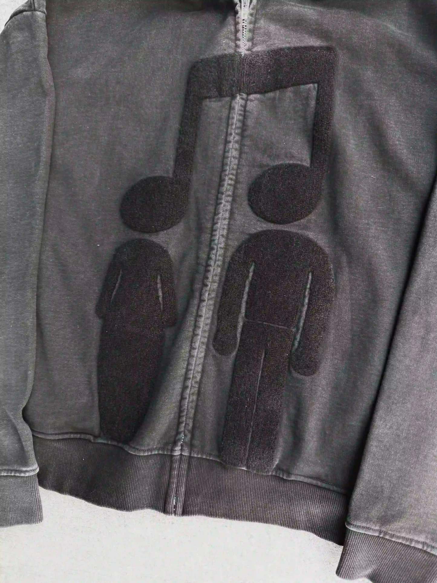 “Music Connects Us” v2 Zip (Black)-IYAMIUIO