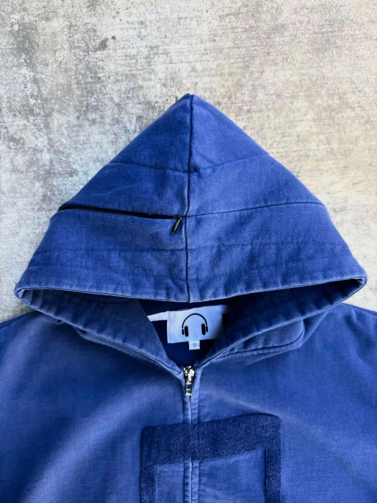 “Music Connects Us” v2 Zip (Blue)-IYAMIUIO