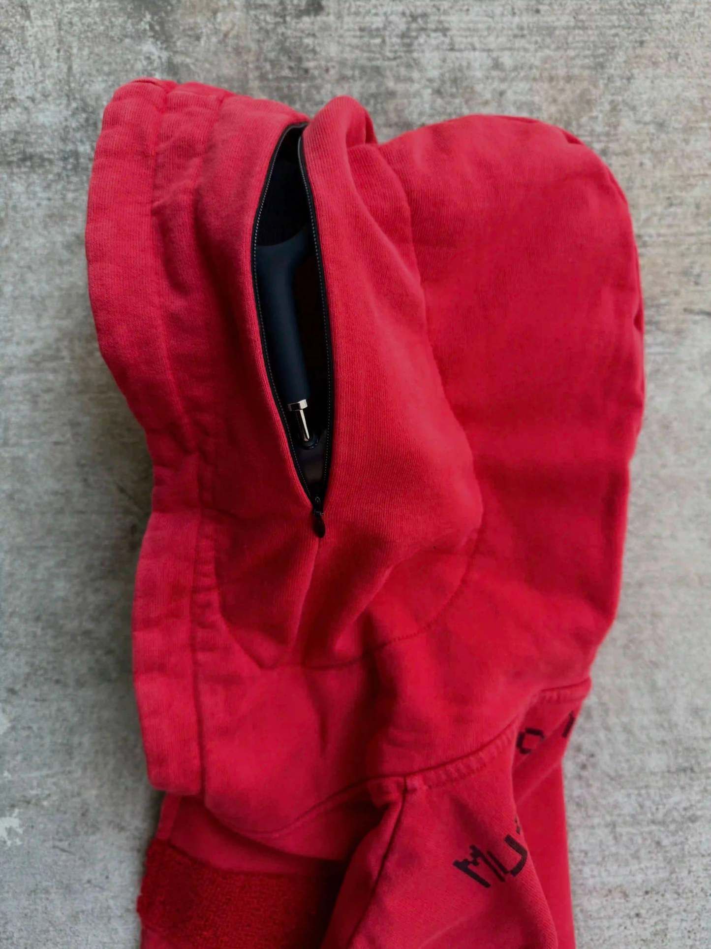 “Music Connects Us” v2 Zip (Red)-IYAMIUIO