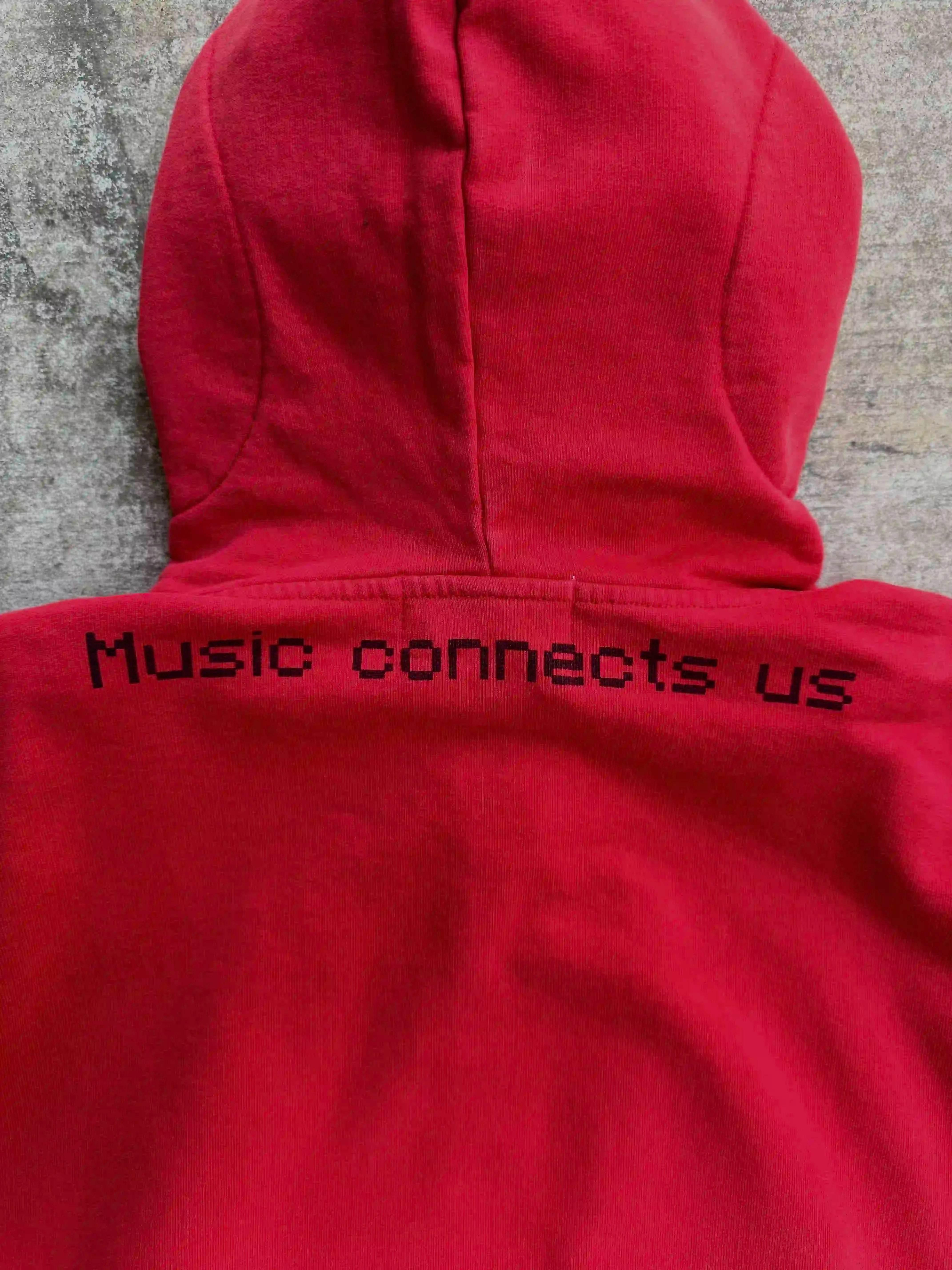 “Music Connects Us” v2 Zip (Red)-IYAMIUIO