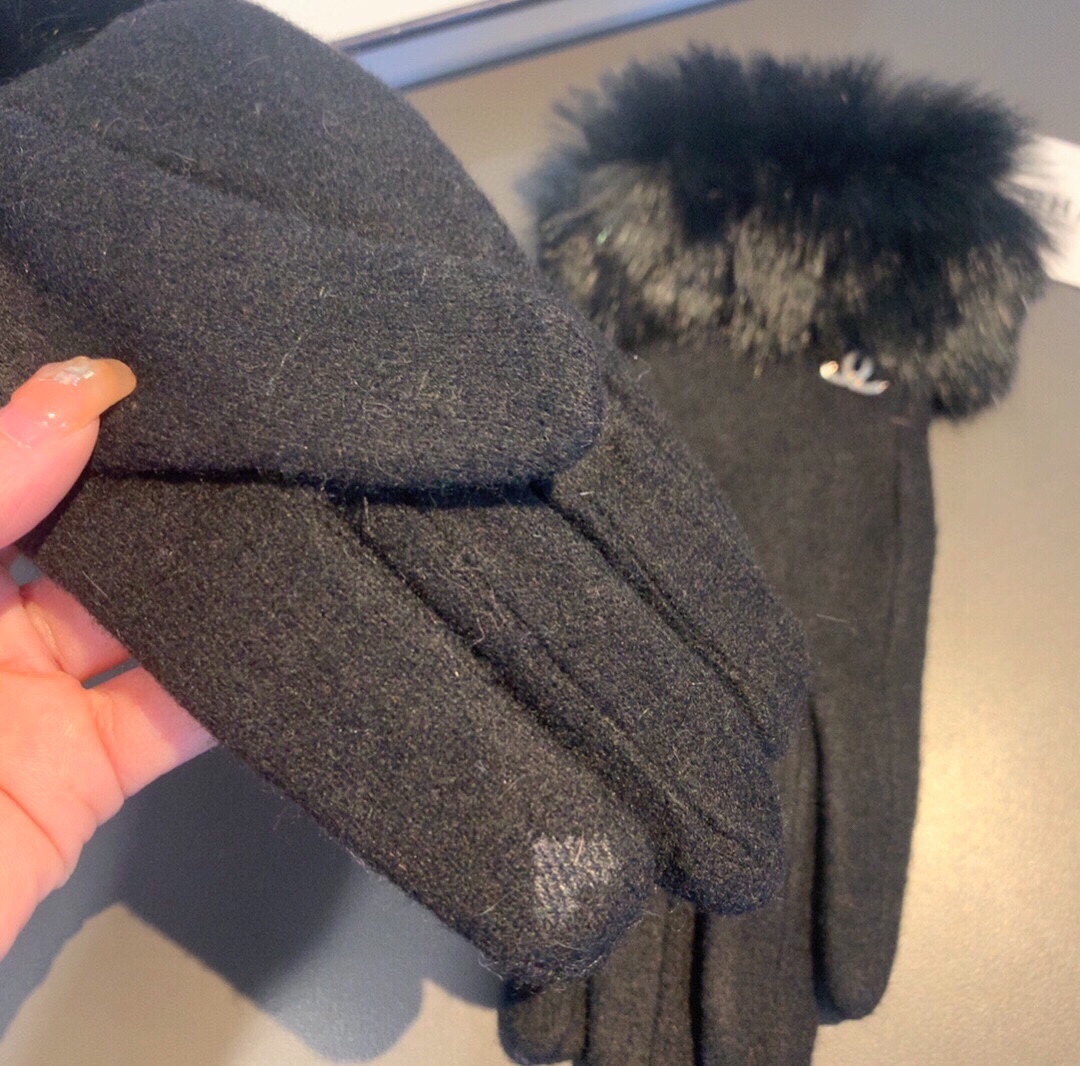CC CC LOGO GLOVES WITH FUR IN BLACK