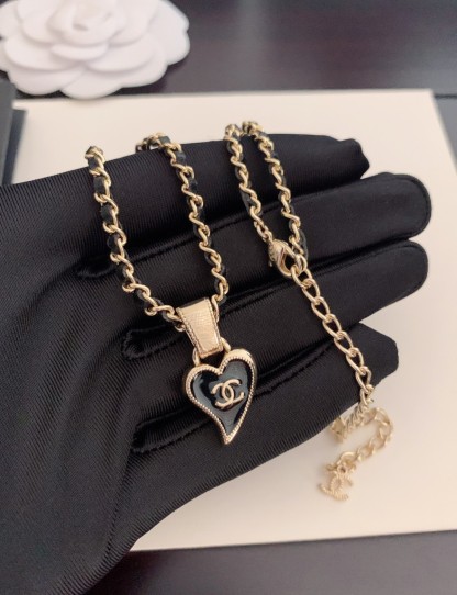 CC DOMESTIC NECKLACE GOLD METAL AND BLACK HEART