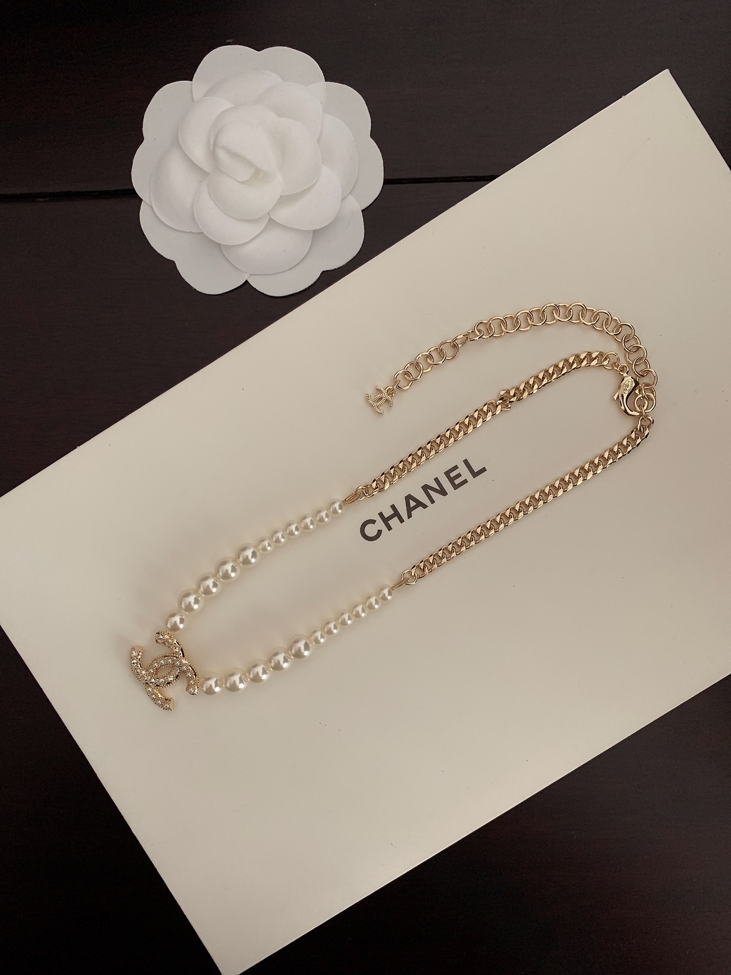 CC WOMEN'S PEARL NECKLACE AND GOLD METAL