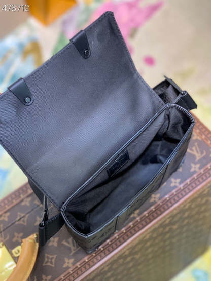 LV Trunk Slingbag Monogram Seal Black For Men, Bags, Crossbody Bags 8.1in/20.5cm LV M57952