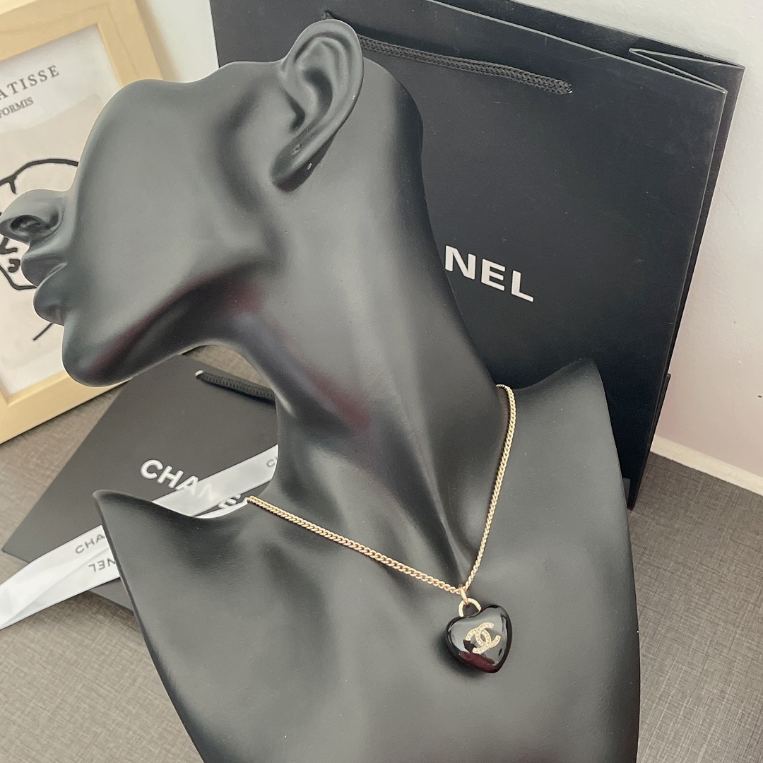 CC LAMBSKIN AND GOLD METAL NECKLACE  AB9463 B09327 NK812