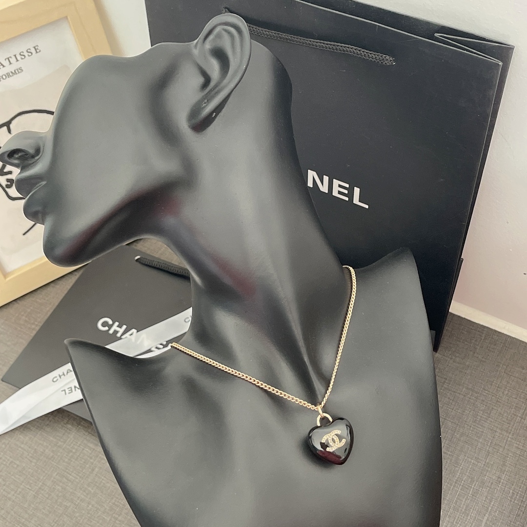 CC LAMBSKIN AND GOLD METAL NECKLACE  AB9463 B09327 NK812