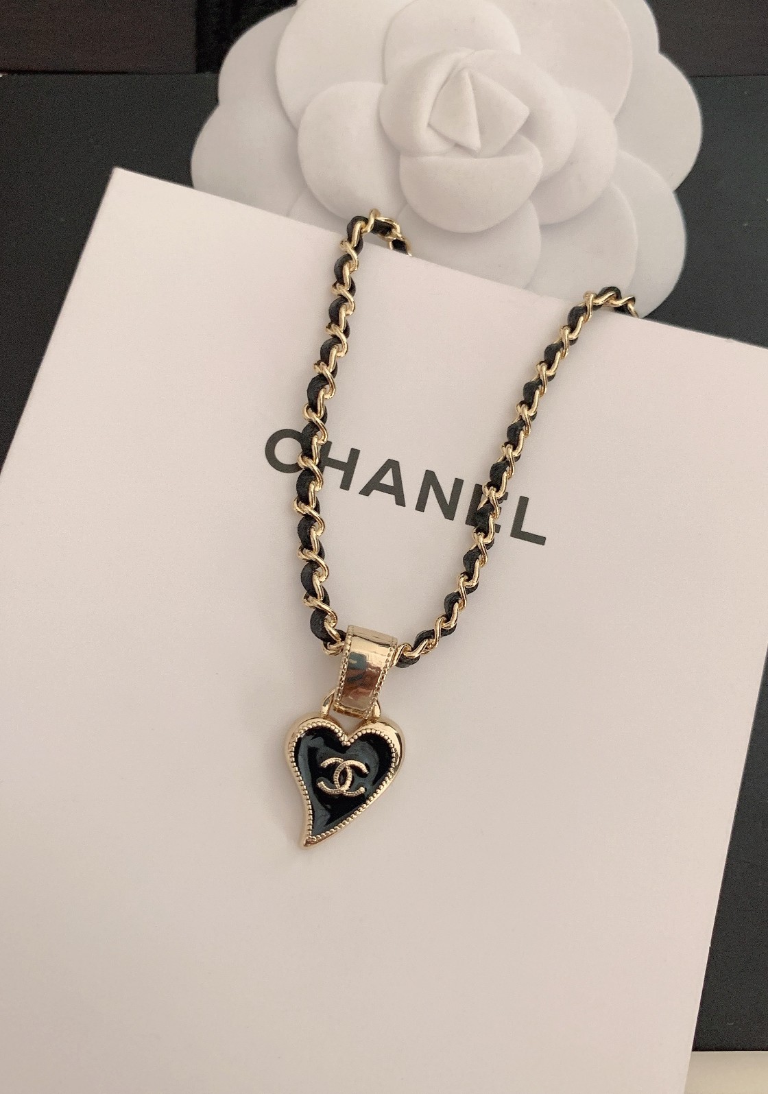 CC DOMESTIC NECKLACE GOLD METAL AND BLACK HEART