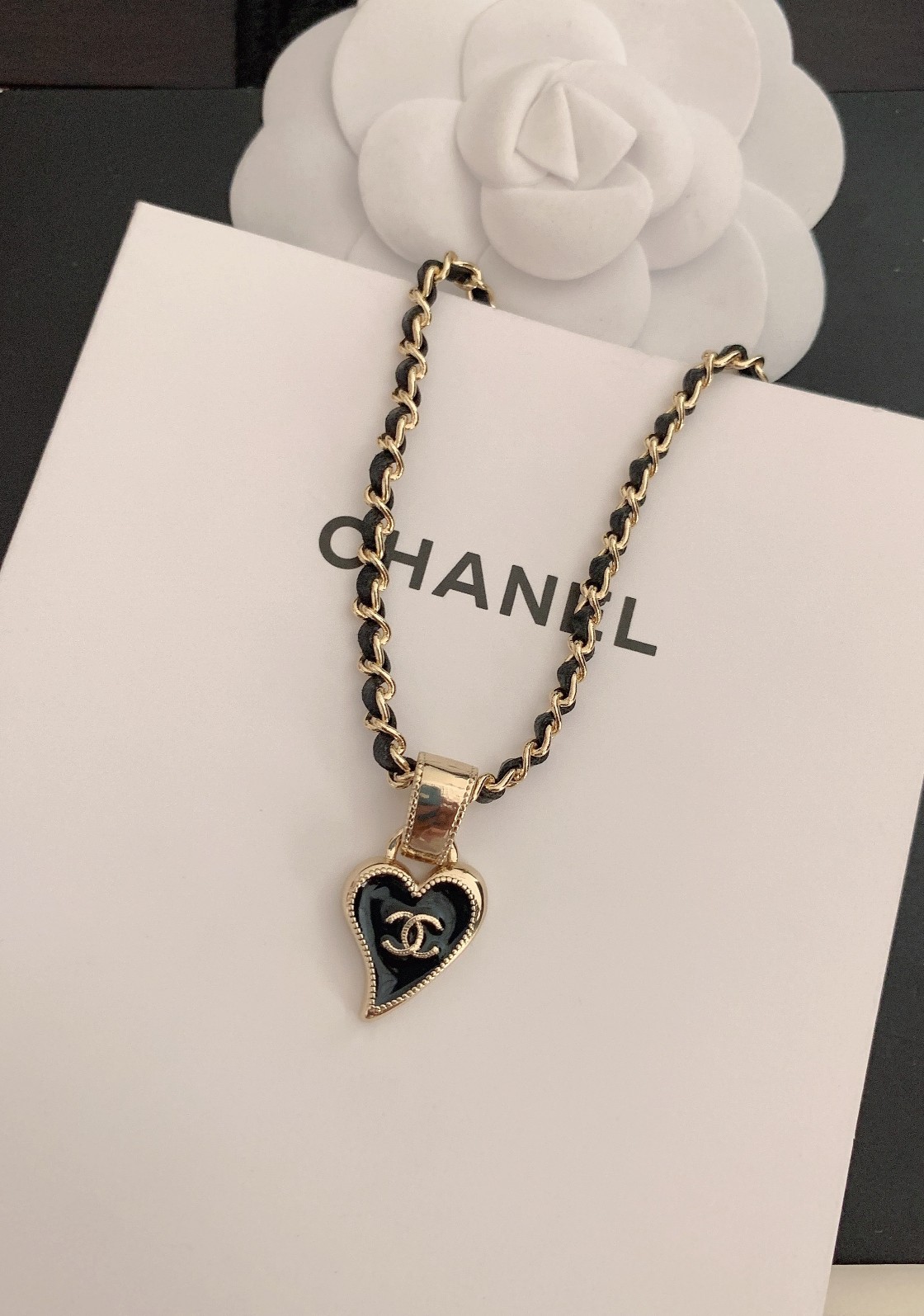 CC DOMESTIC NECKLACE GOLD METAL AND BLACK HEART