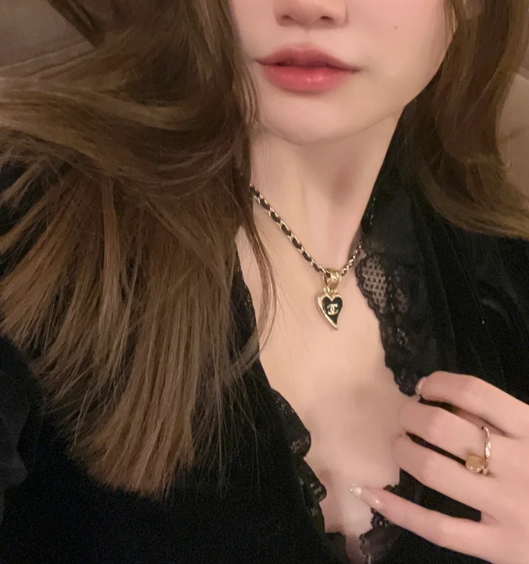 CC DOMESTIC NECKLACE GOLD METAL AND BLACK HEART