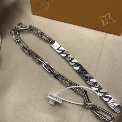 LV SILVER CHAIN NECKLACE