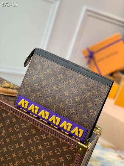 LV Pochette Voyage MM Monogram Canvas For Men, Bags, Travel Bags 10.2in/26cm LV M80792