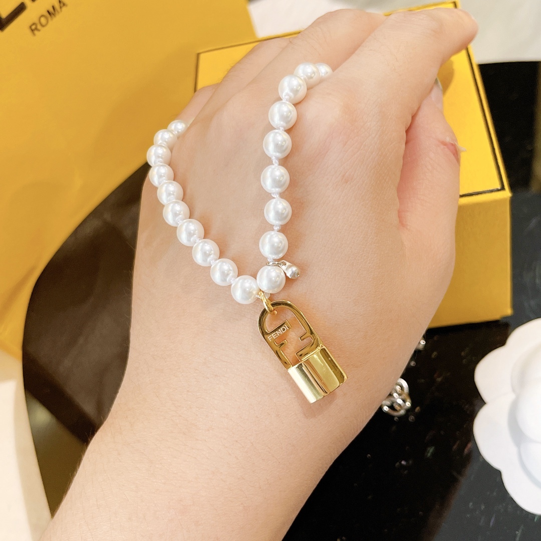 FD LOCK PEAR NECKLACE