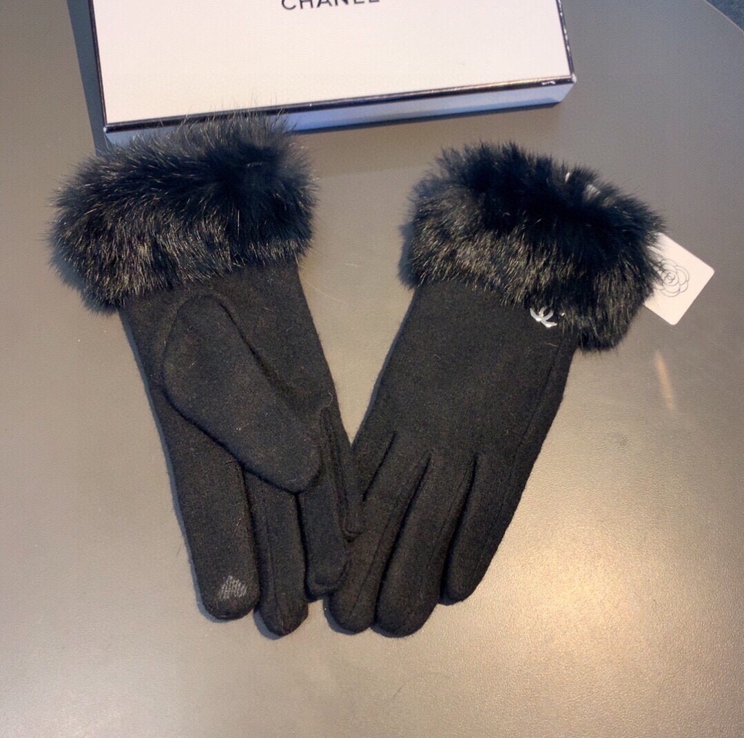 CC CC LOGO GLOVES WITH FUR IN BLACK