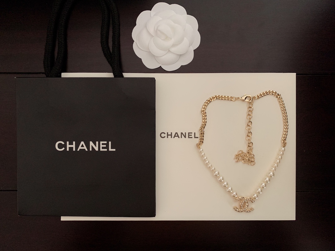 CC WOMEN'S PEARL NECKLACE AND GOLD METAL