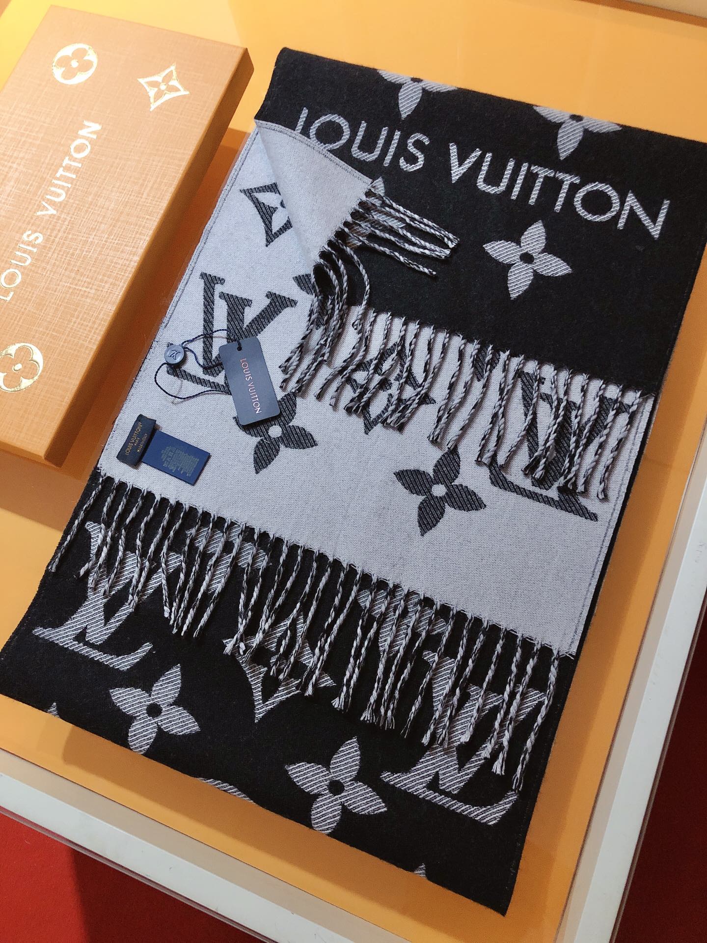 LV LV MONOGRAM ESSENTIAL SCARF ENCRE BLACK M77853