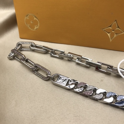 LV SILVER CHAIN NECKLACE