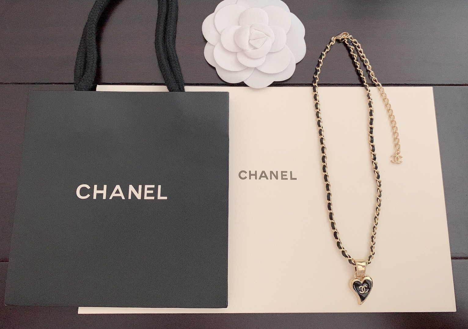 CC DOMESTIC NECKLACE GOLD METAL AND BLACK HEART