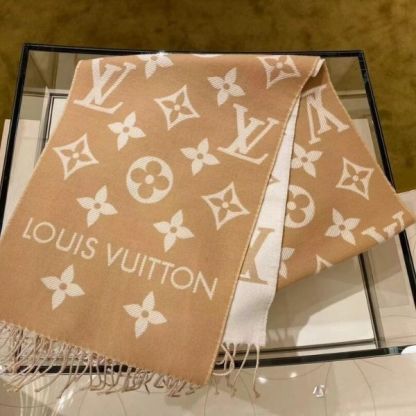 LV ESSENTIAL SCARF BEIGE M78935