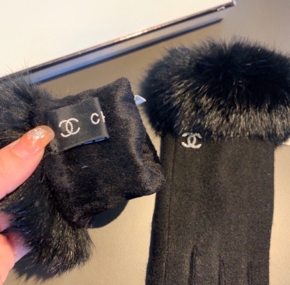 CC CC LOGO GLOVES WITH FUR IN BLACK