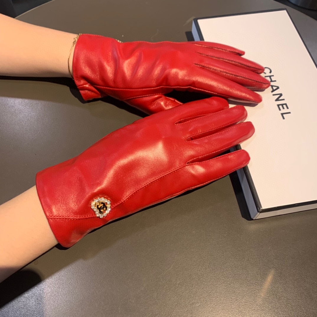 CC LEATHER GLOVES WITH DIAMOND HEART CHARM IN RED