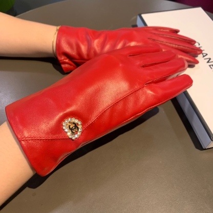 CC LEATHER GLOVES WITH DIAMOND HEART CHARM IN RED