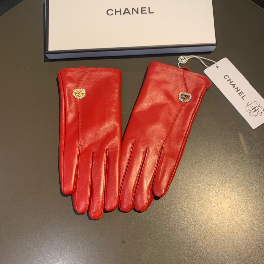 CC LEATHER GLOVES WITH DIAMOND HEART CHARM IN RED