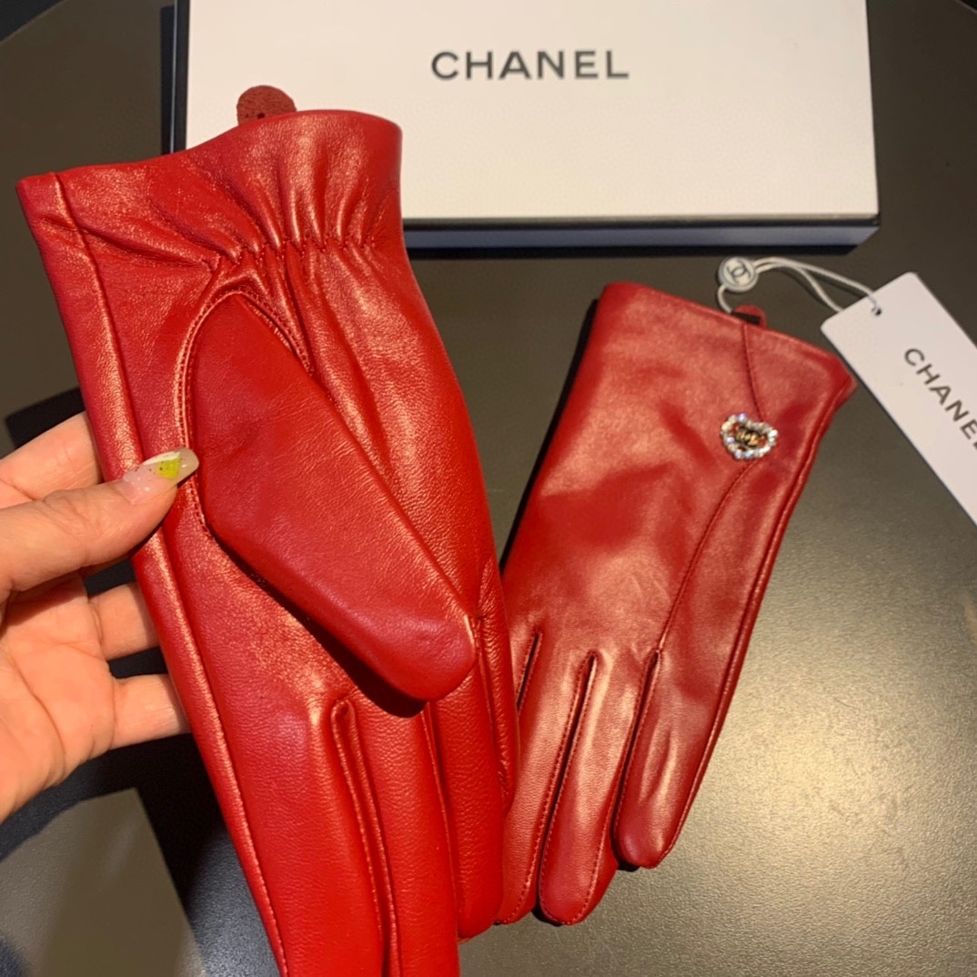 CC LEATHER GLOVES WITH DIAMOND HEART CHARM IN RED