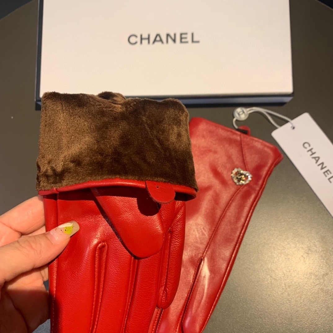 CC LEATHER GLOVES WITH DIAMOND HEART CHARM IN RED
