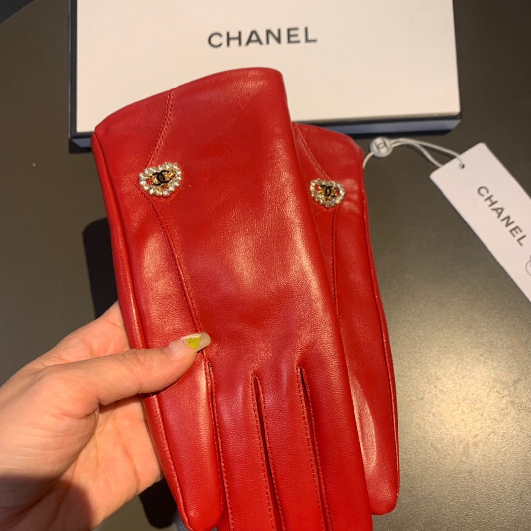 CC LEATHER GLOVES WITH DIAMOND HEART CHARM IN RED