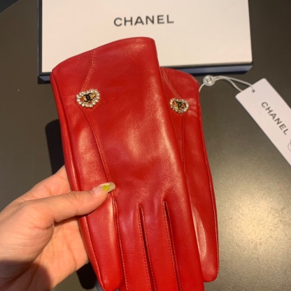 CC LEATHER GLOVES WITH DIAMOND HEART CHARM IN RED