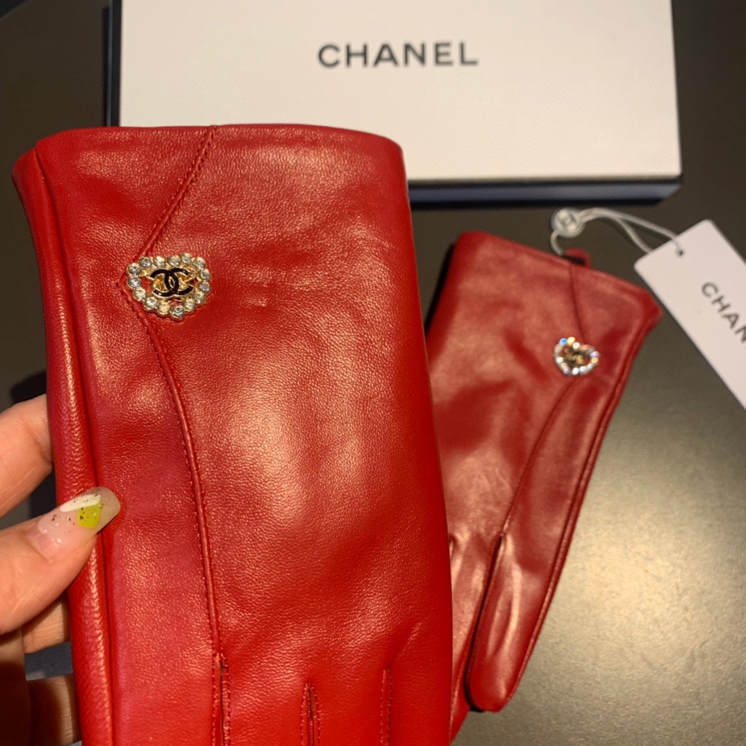 CC LEATHER GLOVES WITH DIAMOND HEART CHARM IN RED