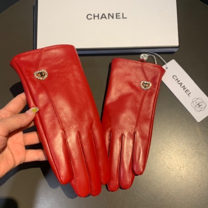 CC LEATHER GLOVES WITH DIAMOND HEART CHARM IN RED