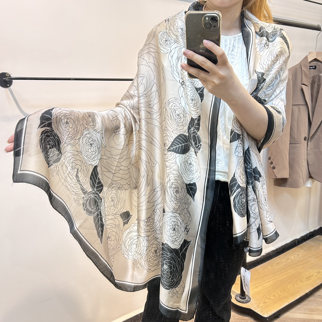 CC CC SQUARE SILK SCARF WITH FLOWER WHITE 90CM