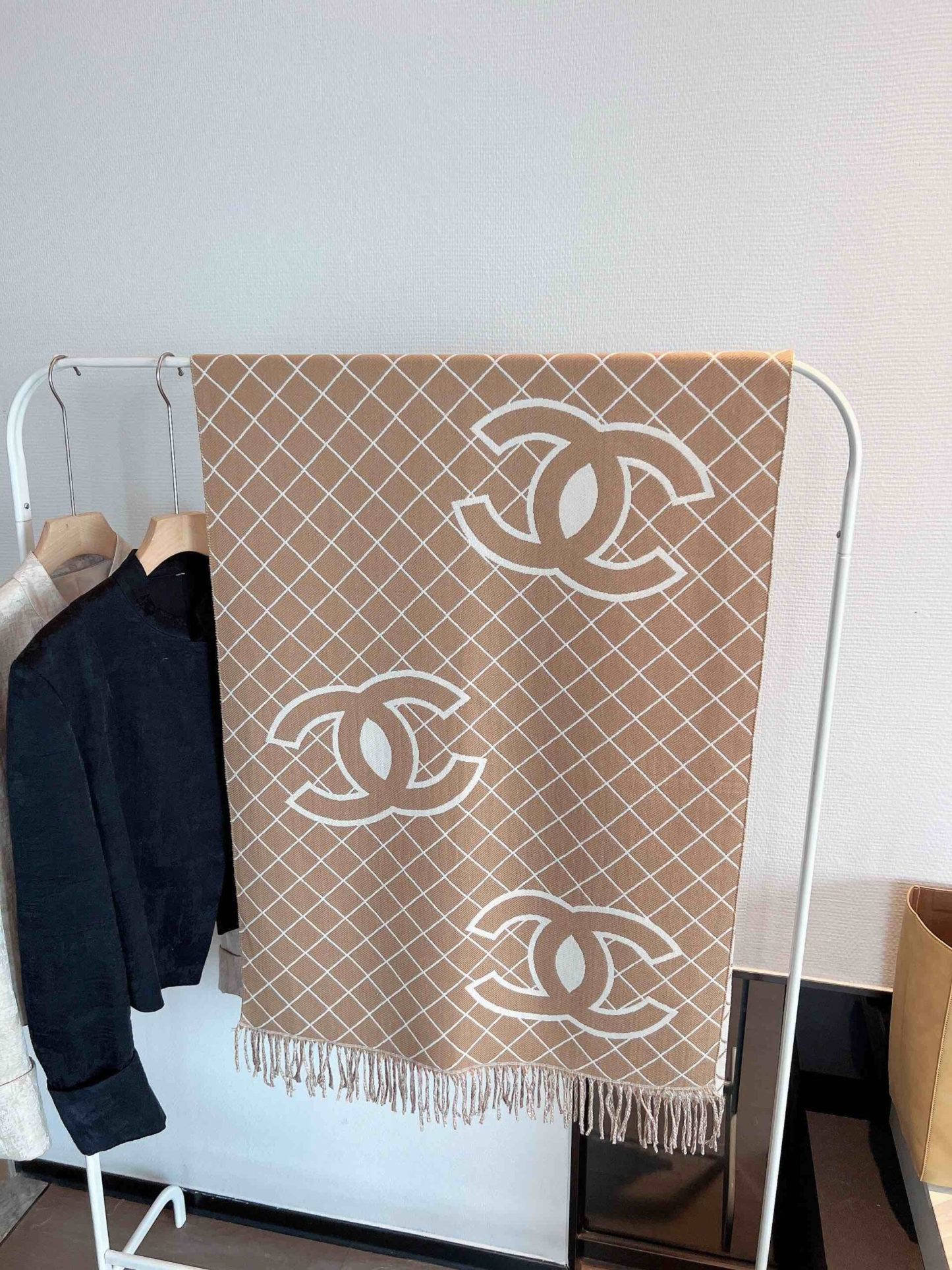 CC CASHMERE SHEARLING SCARF BEIGE