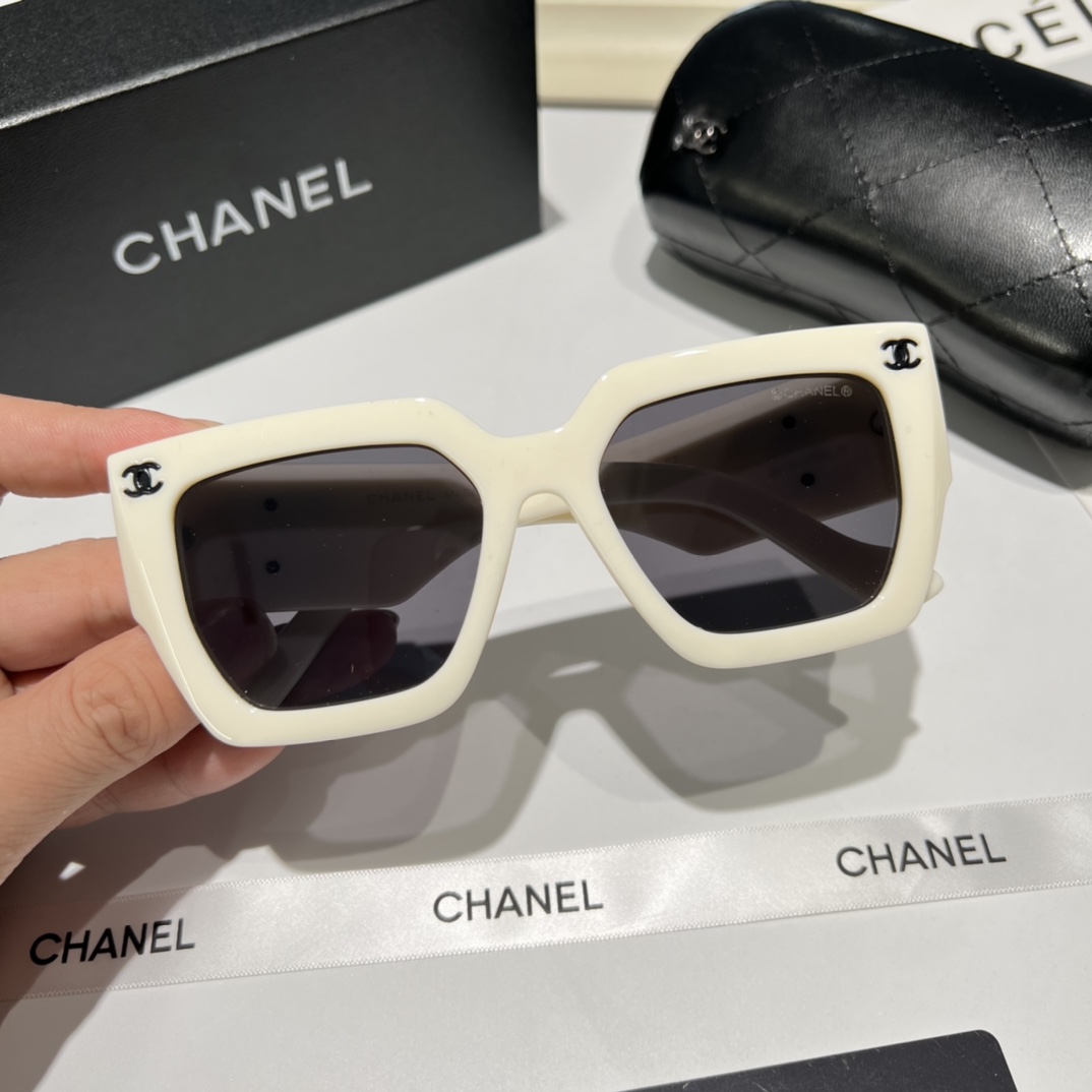 CC VINTAGE WHITE SUNGLASSES