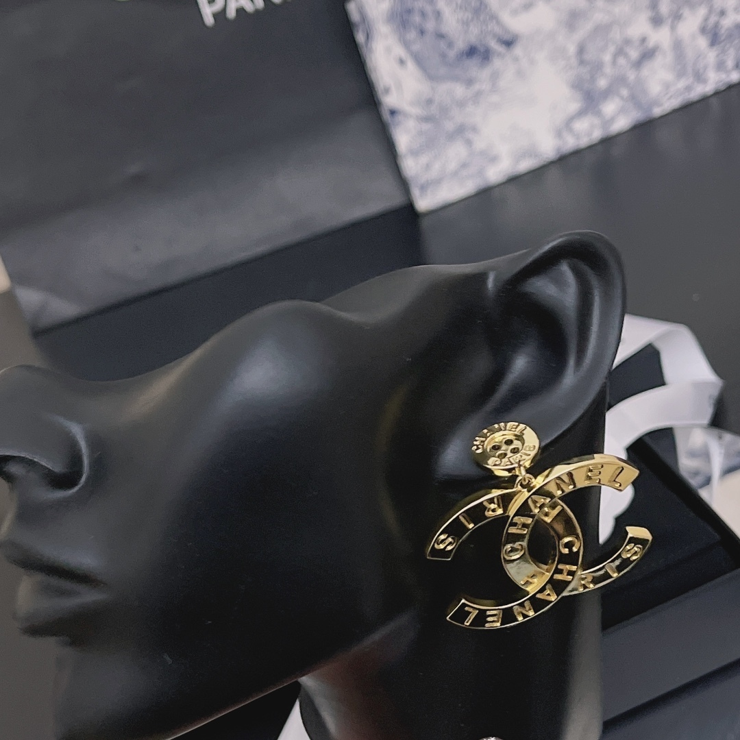 CC PARIS BUTTON EARRINGS